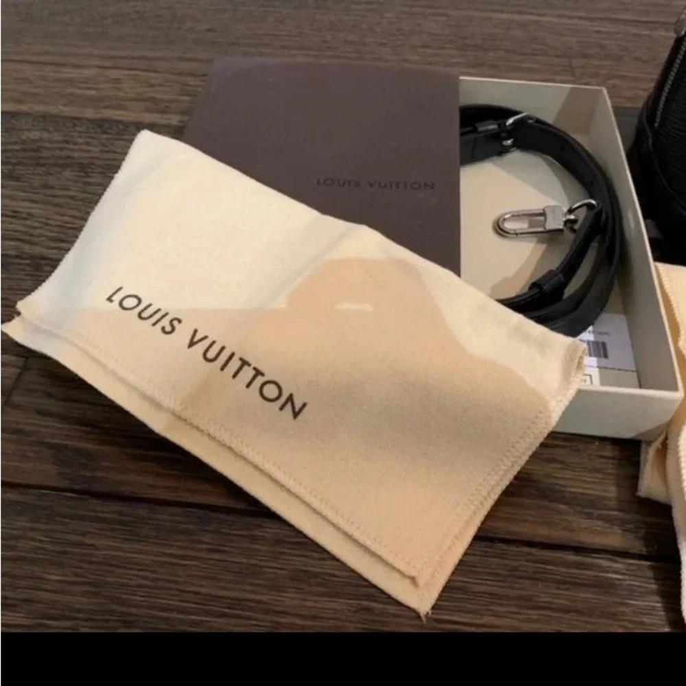 Louis Vuitton Alma Black Epi Leather Handbag.Authenticity
Guaranteed by Poshmark - Picture 5 of 10